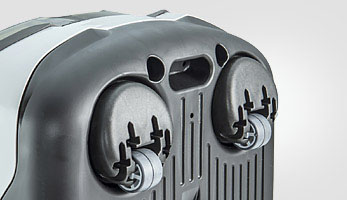 Передні ходові ролики EasyDrive обертаються на 360 градусів і забезпечують легкість пересування пилососа