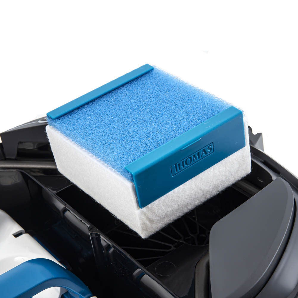 В пылесосе Thomas AquaBox Compact есть фильтр НЕРА 13, удерживающий мельчайшие частицы пыли, а также моторозащитный фильтр
