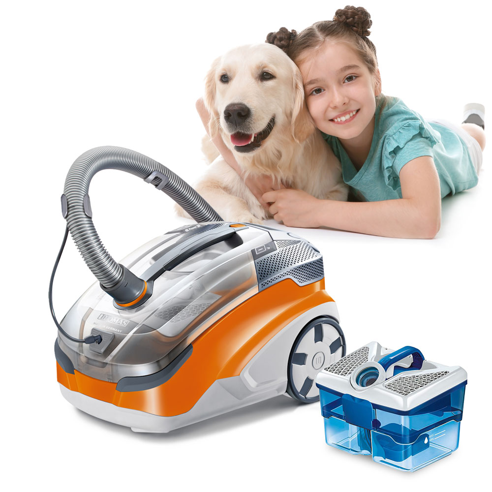 Пилосос Pet&Family, AquaBOX, дівчинка і собака на задньому плані Пилосос THOMAS Pet&Family з водяним фільтром AquaBOX - найкращий вибір для родин з маленькими дітьми та чотирилапими друзями
